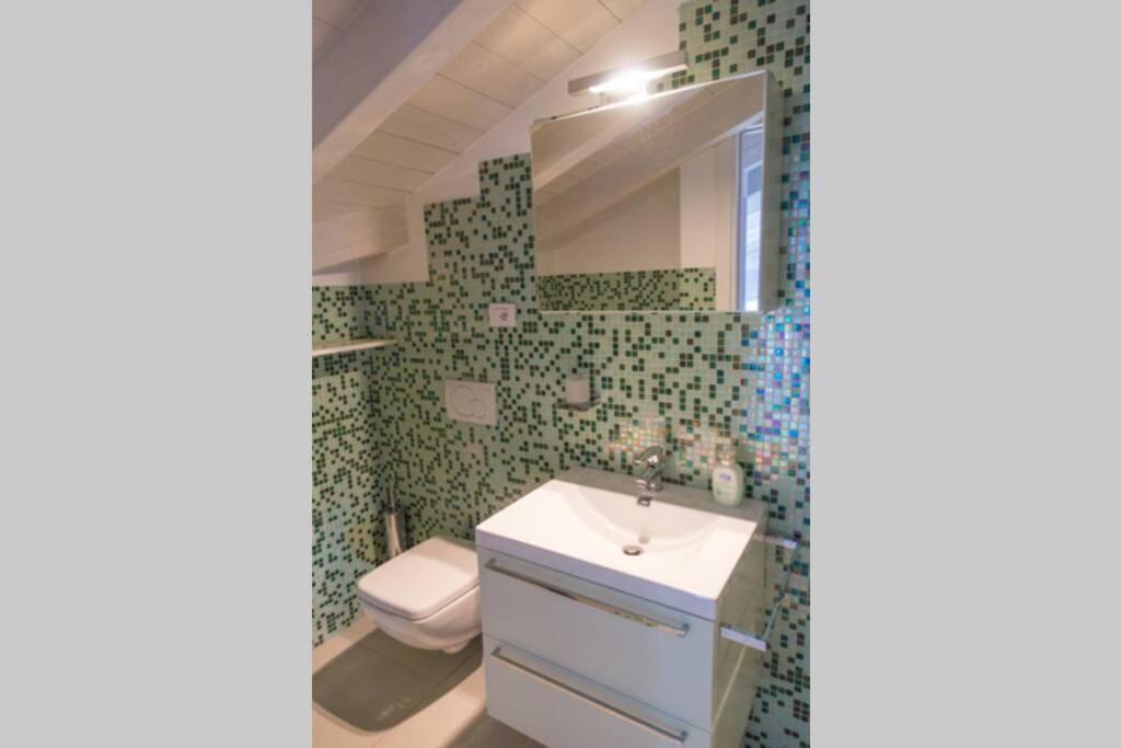 Apartment Viole, Cozy Attic Set In The Old Town Next To The Lake Arona Exteriör bild